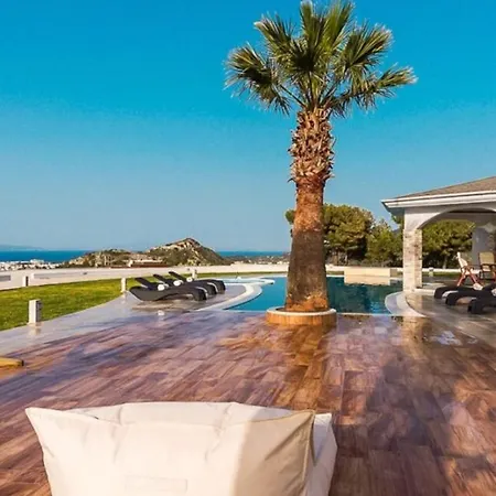 Crown Royal Luxury Estates Vilă