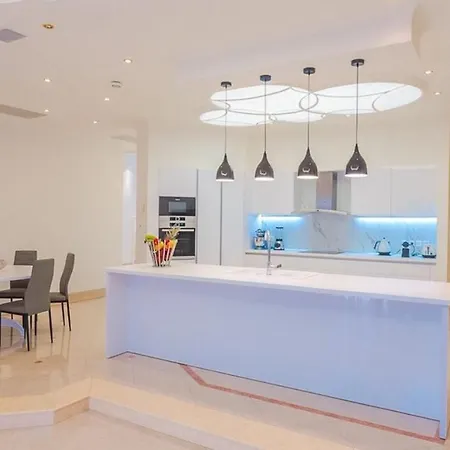 Crown Royal Luxury Estates Vilă *