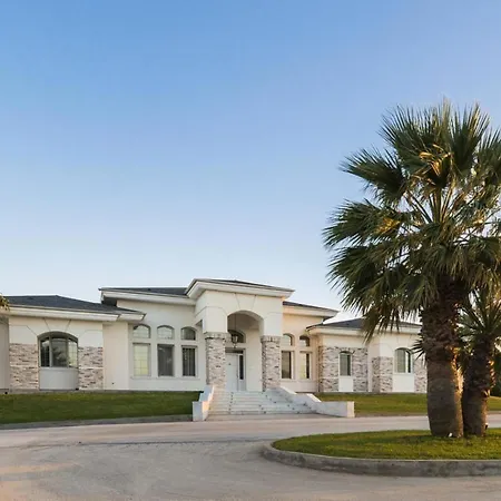 Crown Royal Luxury Estates Vilă *